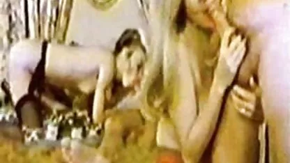 角愛雛undressesとMasturbates ローラ セミヌード